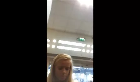 Cô gái muốn quay phim sec me va con phim khiêu dâm, nhưng trước tiên, bạn cần phải kiểm tra miệng và khả năng bú cu của cô ấy. Vào phòng tập cô gái phát hiện dương vật khổng lồ thò ra ngoài tường quỳ xuống bắt đầu bú cu