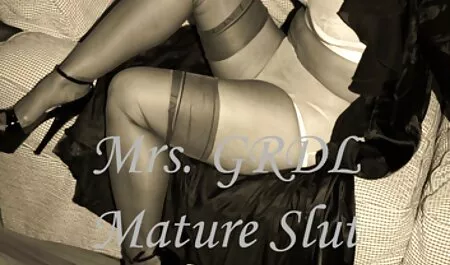 Âm xem sec loan luan me con hộ được cạo lông sạch sẽ, thật sướng khi được liếm âm vật, hôn lên mu và thọc chiếc lưỡi nghịch ngợm vào giữa hai bờ môi ngọt ngào.