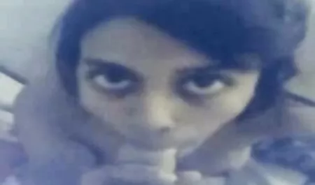 Hai phụ nữ Đức tóc vàng vui đùa trong quán bar gần lò sưởi pim sec me ke