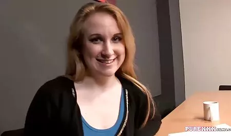 Lớn đít pim sec me con redhead chó cái vuốt ve mình trên những giường