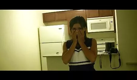 Người phụ nữ làm sạch liếm âm đạo của một trẻ brunette trong phòng thay đồ phim sec hai me con dit nhau