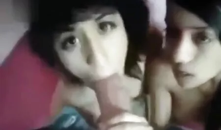 Trưởng thành brunette xem phim sec me va con phun từ dildo !!