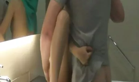 Cô gái thủ dâm với điện thoại cho xem phim sec me con loan luan đến khi nó bị mắc kẹt trong cô ấy L.