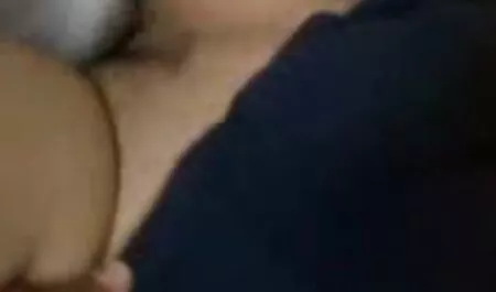 Đứa xem phim sec me va con bé không ghét đi với khakhal đến nhà của anh ta, và thẳng thắn hút anh ta, nhảy lên tinh ranh của anh ta và sắp xếp các cuộc đua phóng đại hoang dã