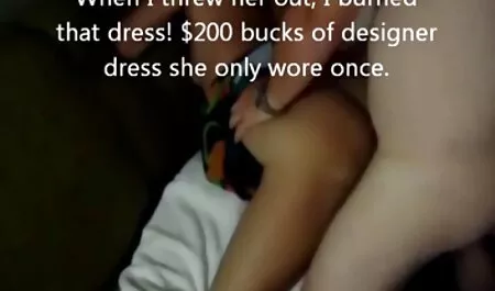 Bà chủ không thích anh chàng vẫn chưa dọn dẹp xong bát đĩa, và mắng anh ta, cô phim sec meke ấy đi lên lầu