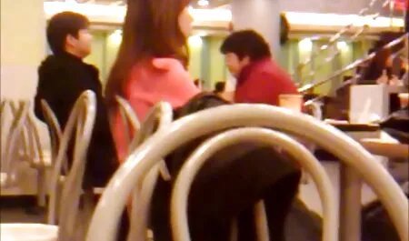 Hai người đàn ông da ngăm đen gặp một người phụ nữ ngực khủng ngay sec loan luon me con trên đường và rủ họ đi cùng đến một căn hộ riêng để mua vui