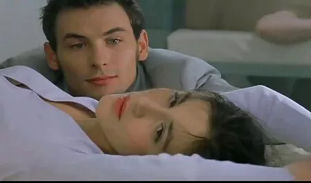 Anh chàng dứt khoát đẩy hai chân bạn gái sec dit me vo vào hậu môn.