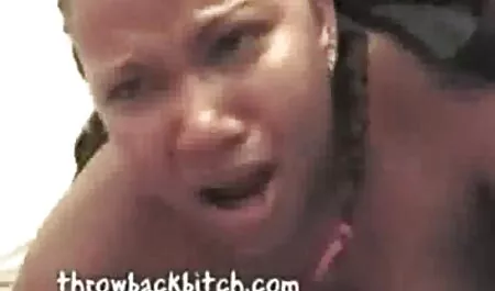 Đối tượng hấp sec me con loan luan dẫn chị mình từ phía sau với một giả