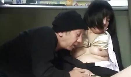 Một cô gái dễ thương mặc một cây thông Noel, nhưng người yêu của cô ấy quyết định liếm âm pim sec me ke hộ của cô ấy