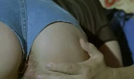 Giúp bạn gái vào bếp không chỉ hữu ích mà còn dễ chịu pim sec me ke .. Tôi luôn nghĩ rằng bàn là nơi thích hợp nhất cho việc này.