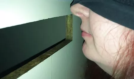 Cô gái tóc nâu hút tinh ranh của chồng trước webcam để người tình của cô ấy có thể nhìn thấy xem phim sec me va con trai cô ấy